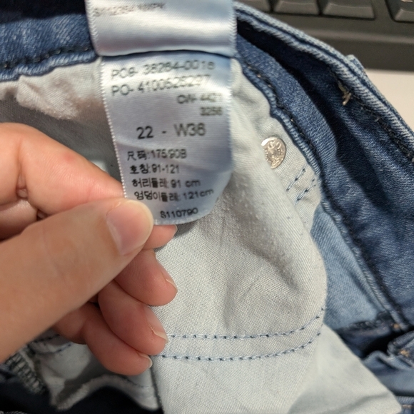 Signature by Levi Strauss Medium Wash Mid-Rise Denim Shorts in Size 22 (W36) - Picture 11 of 12